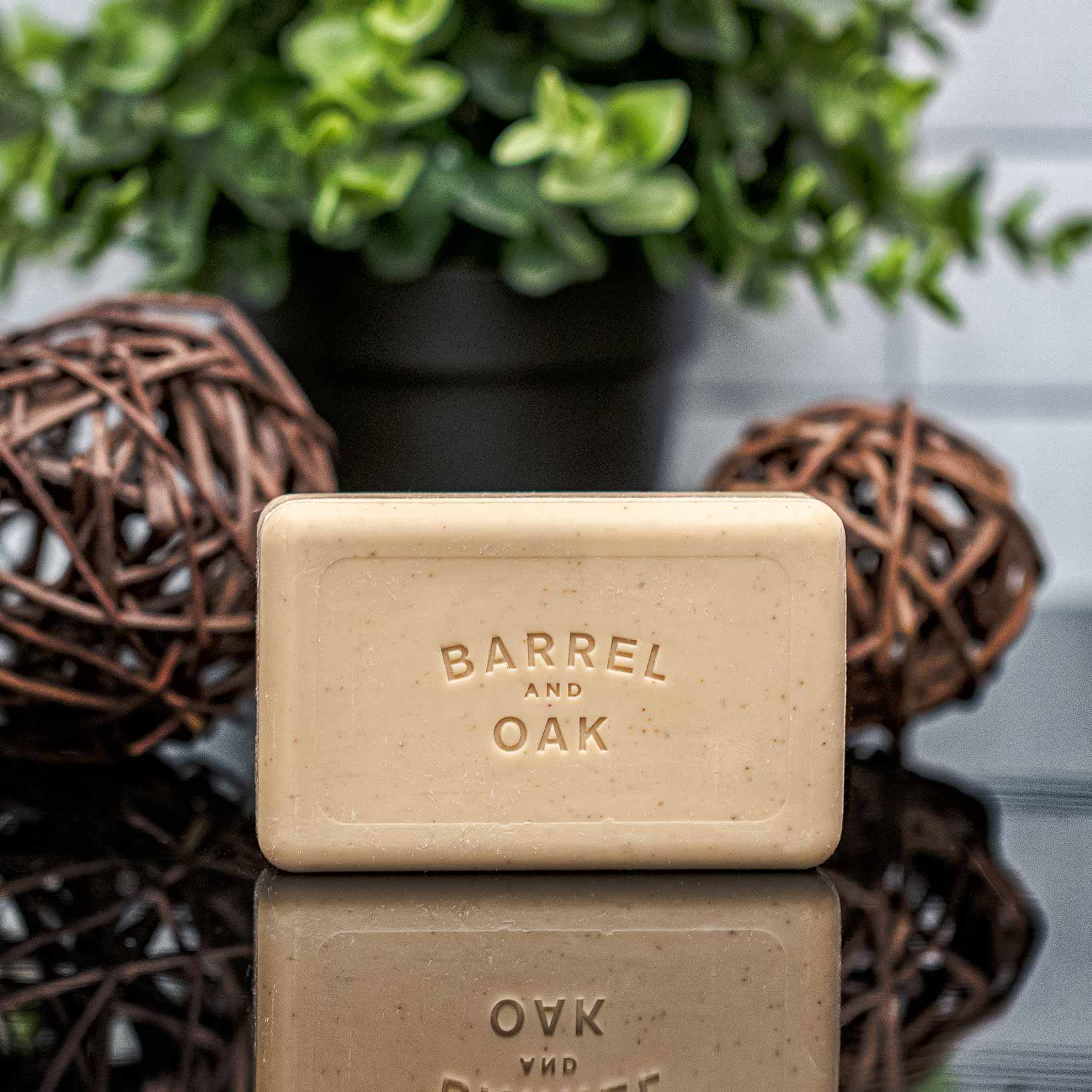 Barrel &amp; Oak - Jabón en barra exfoliante de sándalo especiado